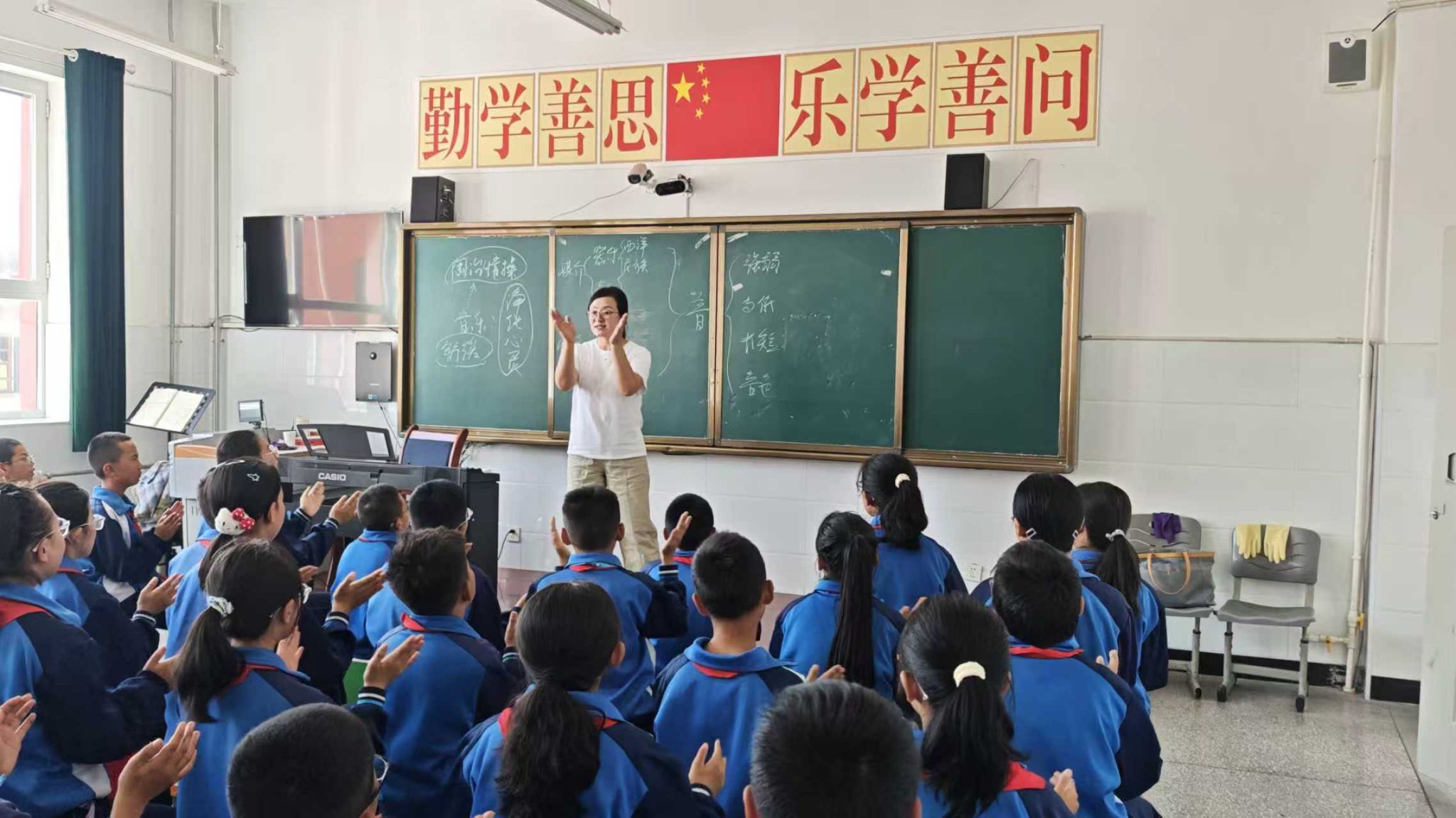 当地小学共1000余名师生参加